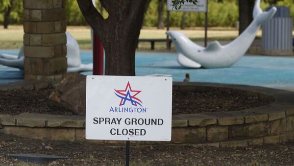 A sign states the splash pad is closed at Don Misenhimer Park where child was infected with a rare brain-eating amoeba in Arlington, Texas, Tuesday, Sept. 28, 2021. - Sputnik Brasil