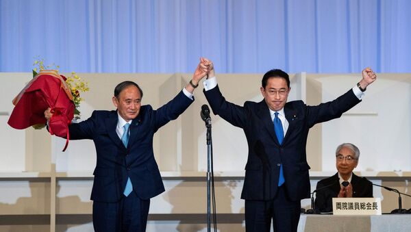 Ex-chanceler do Japão, Fumio Kishida, celebra vitória ao lado do premiê demissionário Yoshihide Suga, na eleição do novo líder do partido no poder do Japão, 29 de setembro de 2021 - Sputnik Brasil