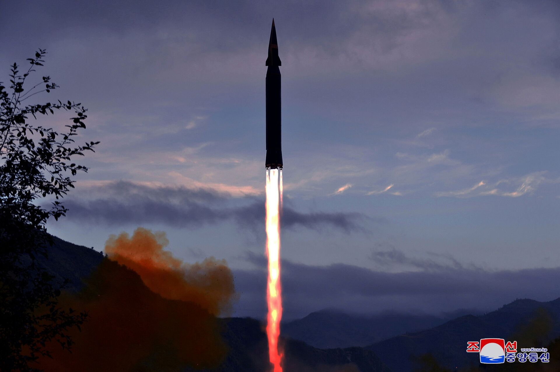 Lançamento de novo míssil hipersônico Hwasong-8 na província de Chagang, Coreia do Norte, foto divulgada em 29 de setembro - Sputnik Brasil, 1920, 09.11.2021