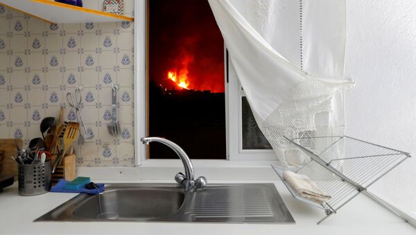 Lava é vista pela janela de uma cozinha no município de El Paso, em La Palma, nas ilhas Canárias, Espanha, 28 de setembro de 2021 - Sputnik Brasil