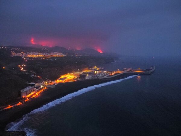 Lava e fumaça durante a erupção vulcânica em La Palma, nas ilhas Canárias, Espanha, 28 de setembro de 2021. - Sputnik Brasil
