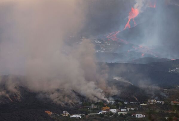 Fumaça sobe durante a erupção do vulcão em La Palma, nas ilhas Canárias, Espanha, 28 de setembro de 2021. - Sputnik Brasil