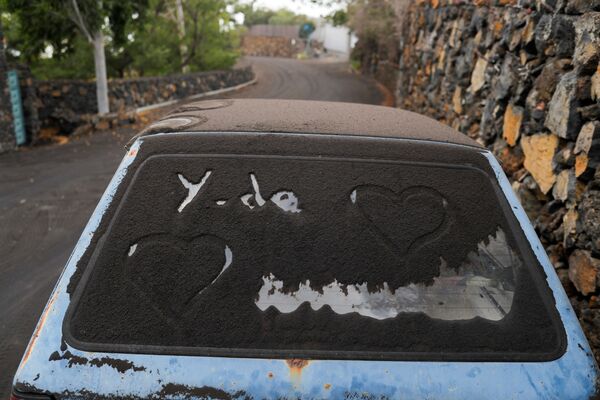 Carro coberto por cinzas após erupção vulcânica em La Palma, nas ilhas Canárias, Espanha, 27 de setembro de 2021. - Sputnik Brasil