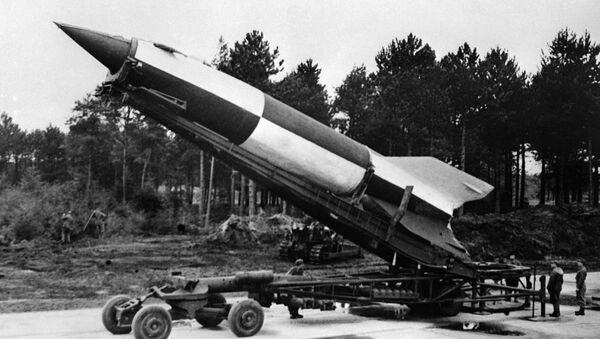 Míssil balístico V2 sendo preparado para lançamento em Cuxhaven, na Alemanha, 15 de outubro de 1945 - Sputnik Brasil