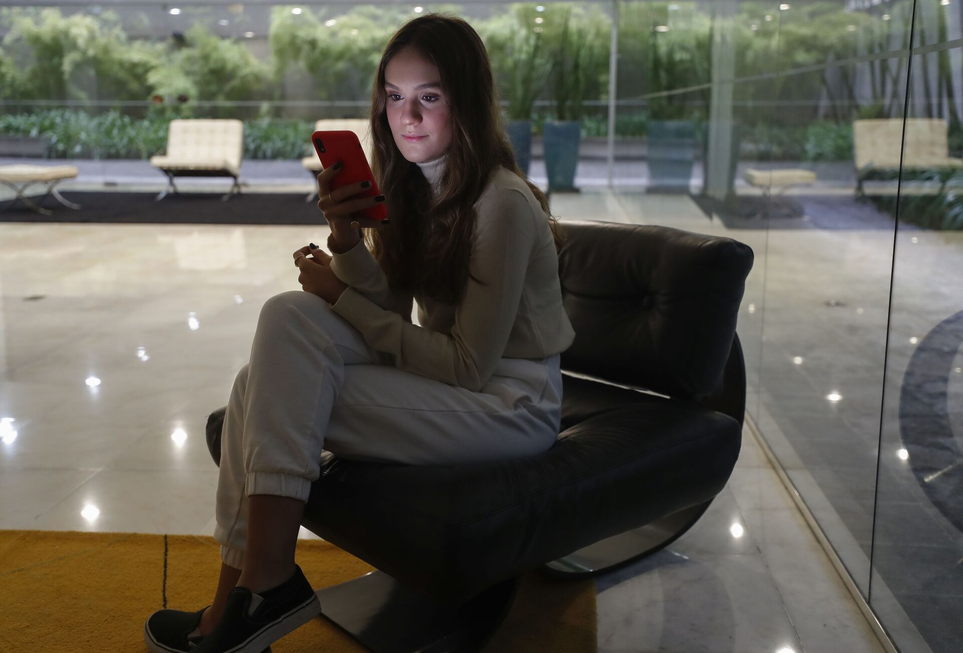 Adolescente de 16 anos com celular no lobby de sua residência em São Paulo, Brasil, 10 de junho de 2021 - Sputnik Brasil, 1920, 09.11.2021