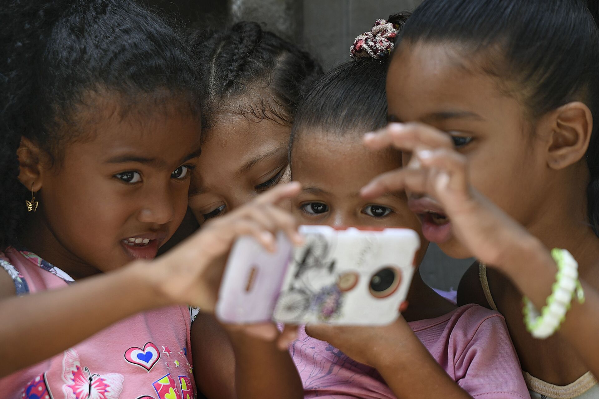 Crianças com celular em Caracas, Venezuela - Sputnik Brasil, 1920, 20.08.2022