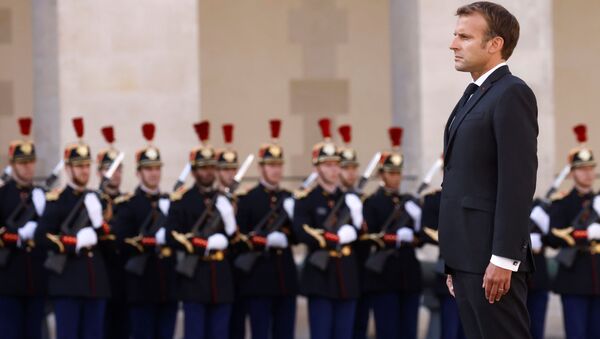 Emmanuel Macron, presidente da França, acompanhado de militares da França (imagem referencial) - Sputnik Brasil