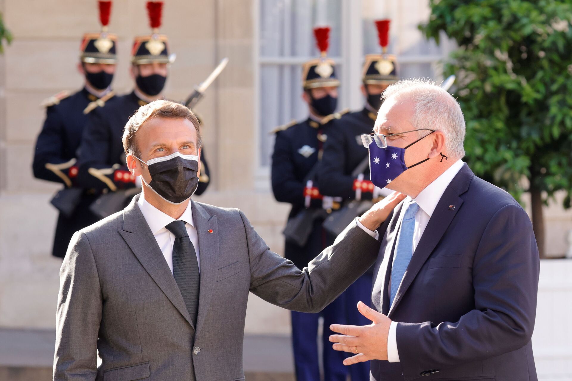 Emmanuel Macron, presidente da França, dá as boas-vindas a Scott Morrison, primeiro-ministro da Austrália, em frente ao Palácio de Élysée em Paris, França, 15 de junho de 2021 - Sputnik Brasil, 1920, 09.11.2021