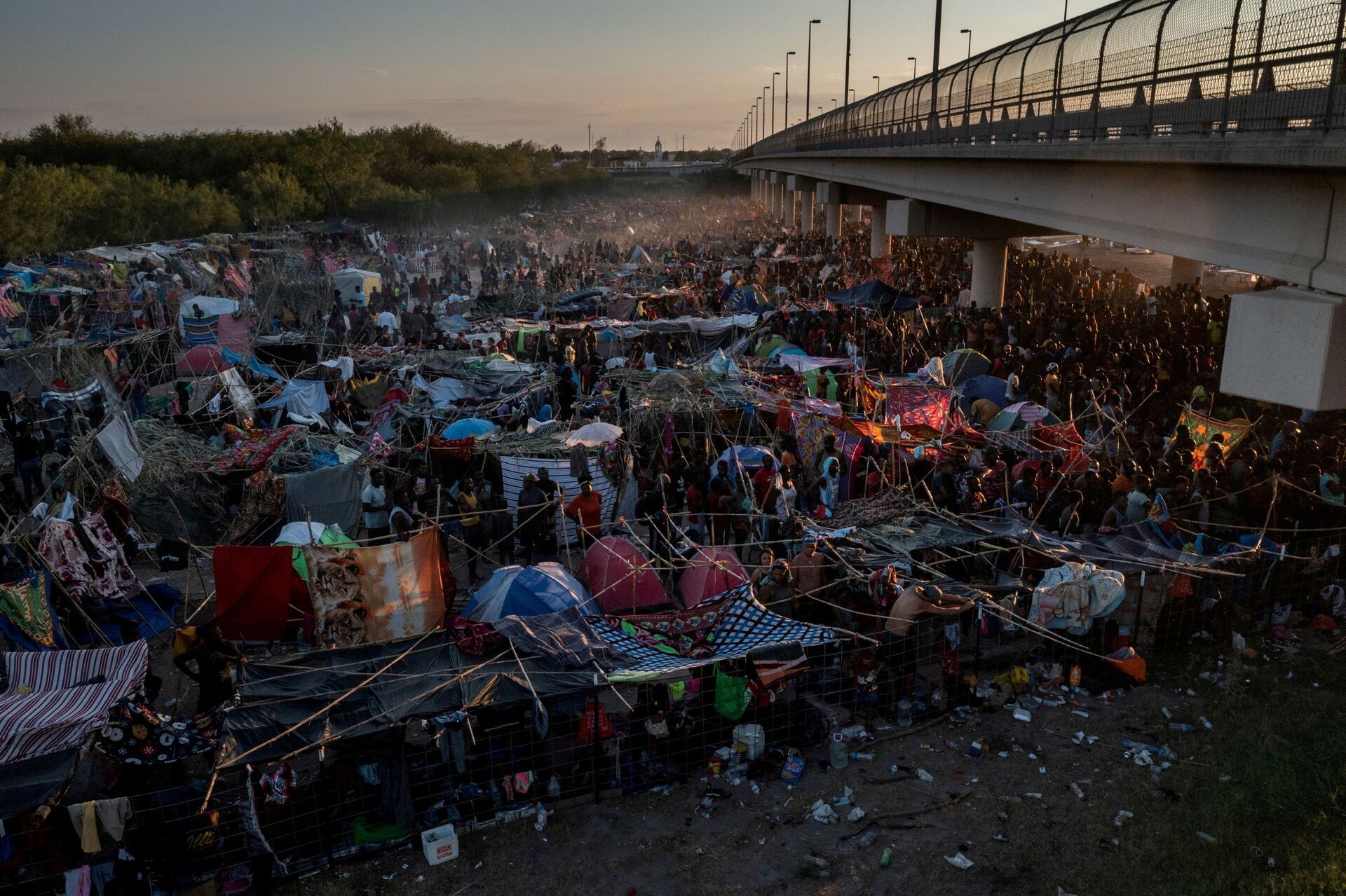 Migrantes se abrigam ao longo da ponte internacional que liga os EUA ao México, em 19 de setembro de 2021 - Sputnik Brasil, 1920, 09.11.2021