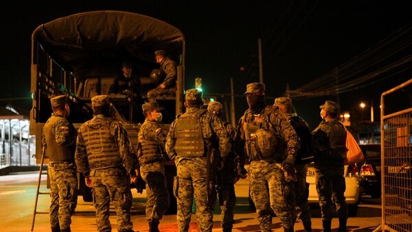 Militares no exterior da Penitenciaria del Litoral, uma das maiores prisões do Equador, após os confrontos mortíferos, Guayaquil, 29 de setembro de 2021 - Sputnik Brasil