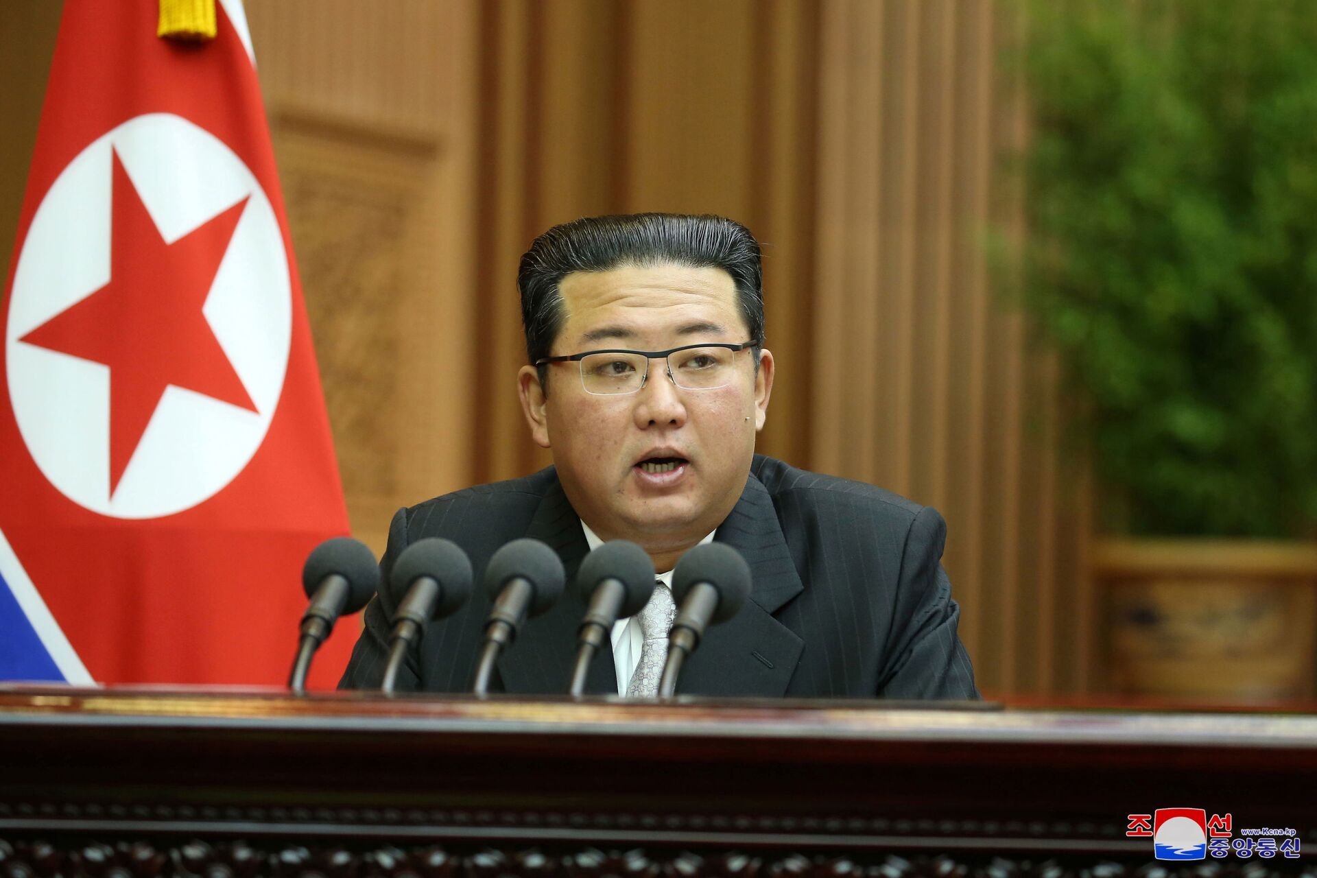 Líder norte-coreano Kim Jong-un durante seu discurso na sessão da Assembleia Popular Suprema, Pyongyang, 30 de setembro de 2021 - Sputnik Brasil, 1920, 09.11.2021