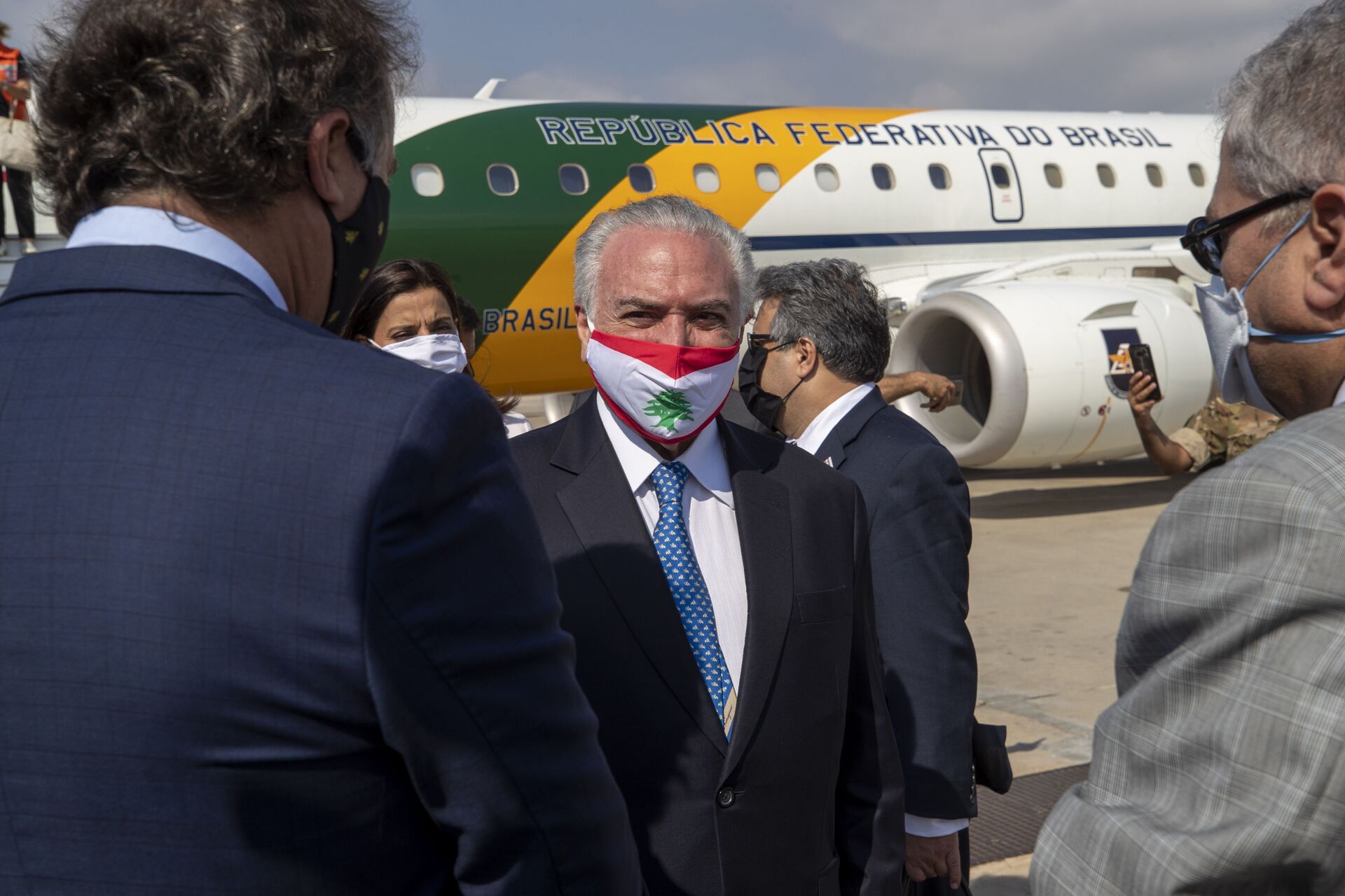 Ex-presidente Michel Temer com máscara de cores da bandeira do Líbano, ao chegar no Aeroporto Internacional de Beirute, 13 de agosto de 2020 - Sputnik Brasil, 1920, 09.11.2021