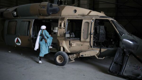Soldado do Talibã entra em um helicóptero na base aérea de Bagram, na província de Parwan, Afeganistão, 23 de setembro de 2021 - Sputnik Brasil