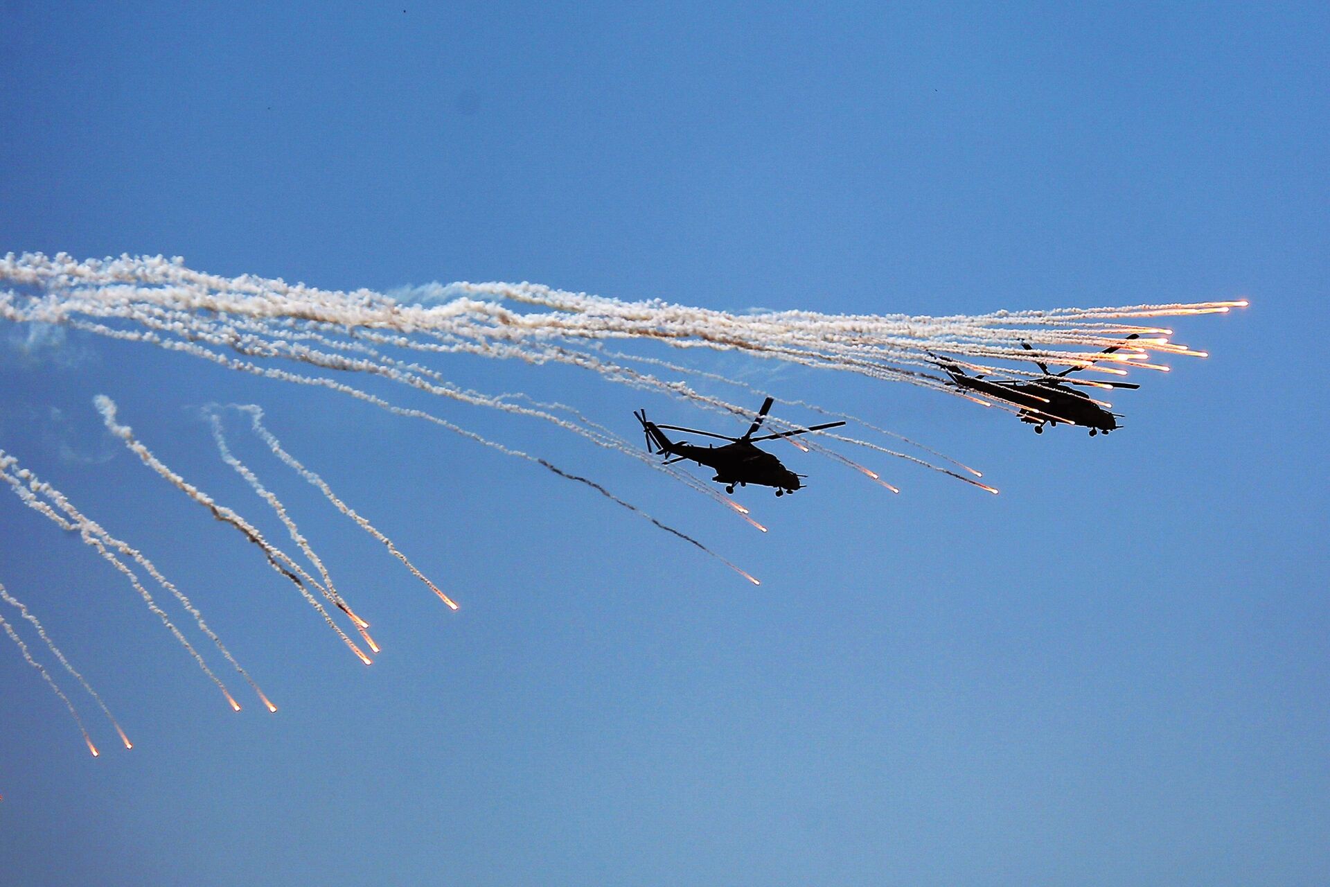 Helicópteros Mi-35M durante celebrações do Dia das Tropas Aerotransportadas em Novorossiysk  - Sputnik Brasil, 1920, 09.11.2021