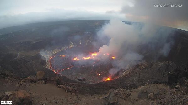 Imagem fornecida pelo Serviço Geológico dos EUA mostra erupção que começou na cratera Halemaumau no cume do vulcão Kilauea no Havaí. - Sputnik Brasil