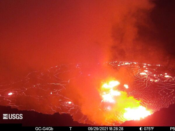 Fontes de lava sendo expelidas da cratera Halemaumau do vulcão havaiano Kilauea. - Sputnik Brasil