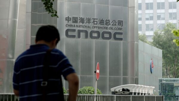 Homem do lado de fora do prédio da sede da petrolífera chinesa CNOOC, em Pequim. Foto de arquivo - Sputnik Brasil