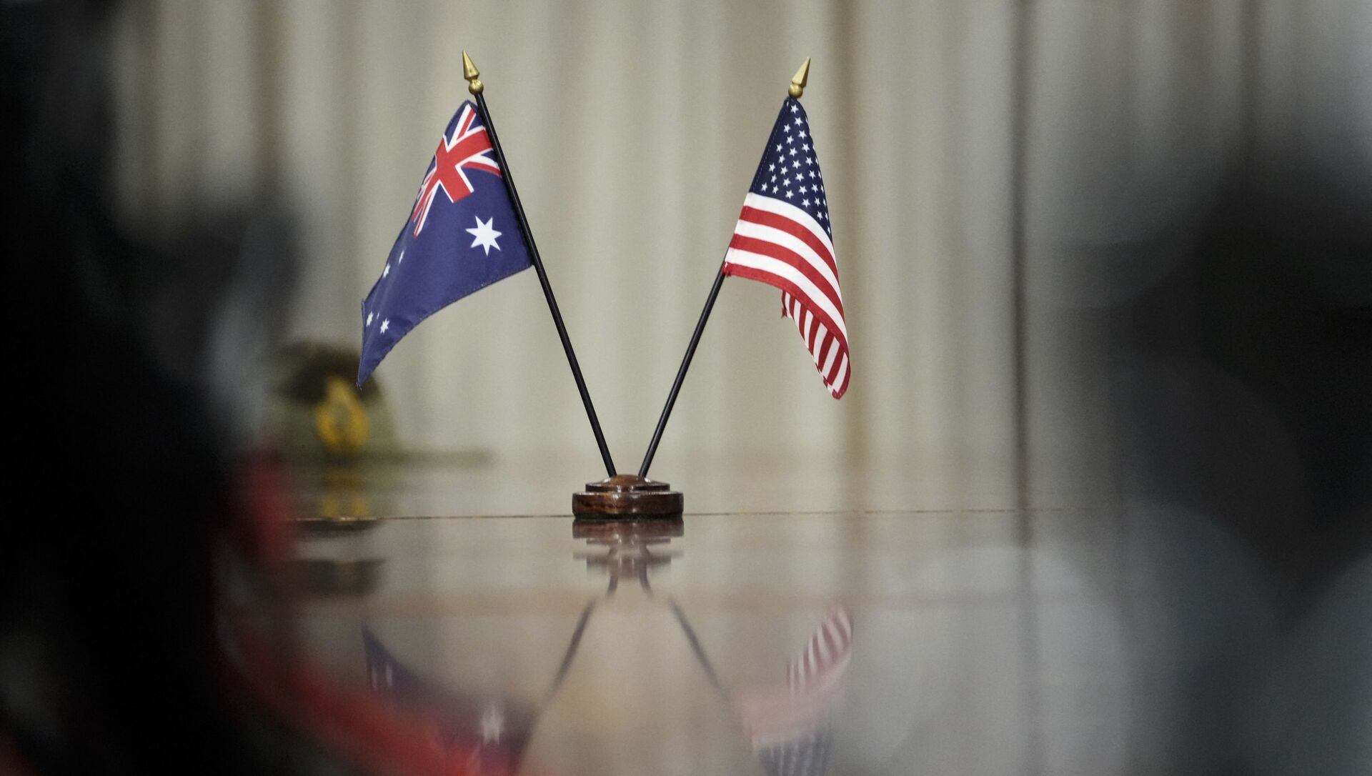 Bandeiras australiana e americana durante o encontro entre premiê da Austrália Scott Morrison e o secretário de Defesa dos EUA Lloyd Austin no Pentágono, 22 de setembro de 2021 - Sputnik Brasil, 1920, 30.09.2021
