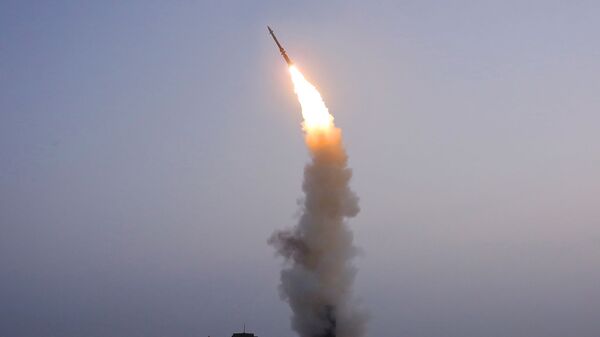  Teste de lançamento de recém-desenvolvido míssil antiaéreo realizado pela Coreia do Norte, foto divulgada em 1º de outubro de 2021 - Sputnik Brasil