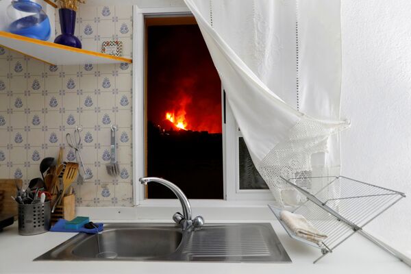 Lava vista pela janela de uma cozinha em La Palma, nas ilhas Canárias, Espanha, 28 de setembro de 2021. - Sputnik Brasil
