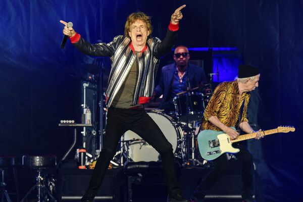 Mick Jagger, Steve Jordan e Keith Richards, dos The Rolling Stones, atuando na turnê No Filter em St. Louis, EUA, 26 de setembro de 2021. - Sputnik Brasil