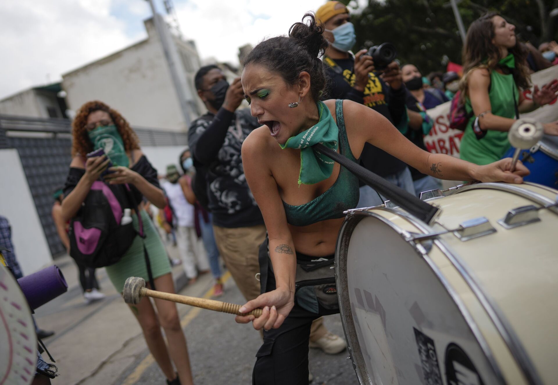 Mulher toca tambor durante o Dia Global de Ação pelo Acesso ao Aborto Legal, Seguro e Gratuito, em uma praça em Caracas, Venezuela, 28 de setembro de 2021 - Sputnik Brasil, 1920, 09.11.2021