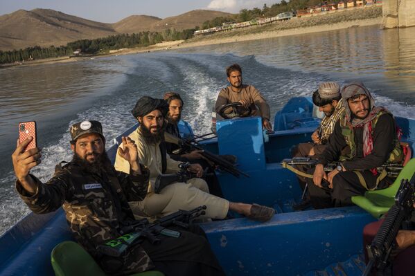 Talibãs desfrutam de um passeio de barco nos arredores de Cabul, Afeganistão, 24 de setembro de 2021. - Sputnik Brasil