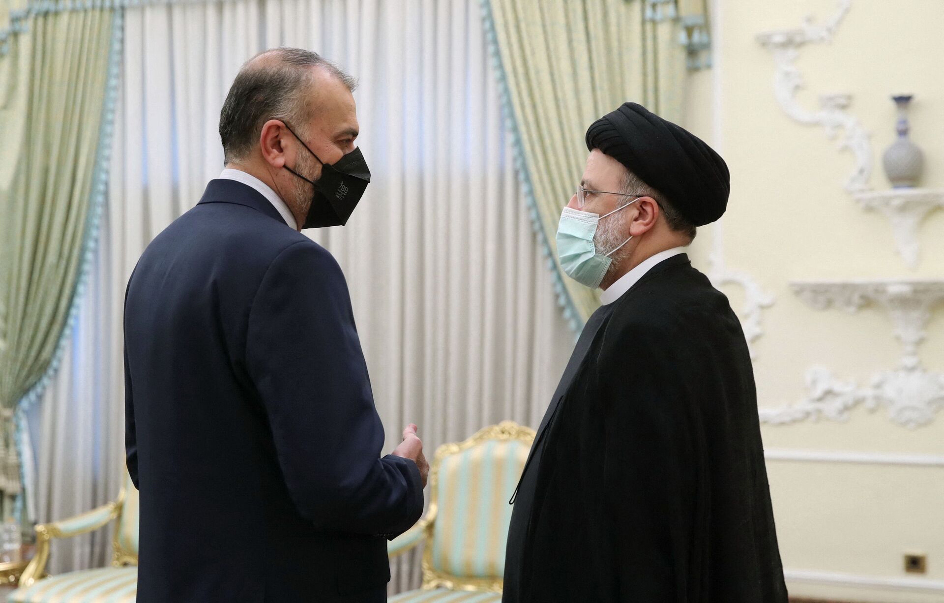 Presidente iraniano Ebrahim Raisi (d) conversando com o ministro das Relações Exteriores do Irã, Hossein Amirabdollahian. Foto de arquivo - Sputnik Brasil, 1920, 09.11.2021
