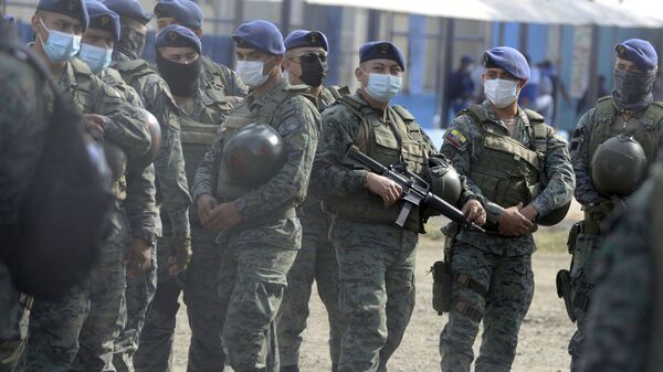 Guardas prisionais atentos aos acontecimentos durante motim na prisão Litoral de Guayaquil, no Equador - Sputnik Brasil