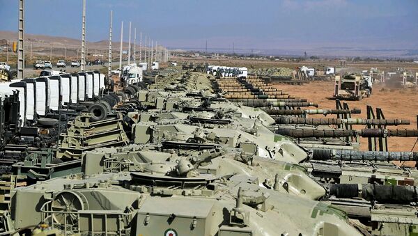 Tanques militares são vistos durante exercício do Exército iraniano no noroeste do Irã, próximo da fronteira com Azerbaijão, em 1º de outubro de 2021 - Sputnik Brasil