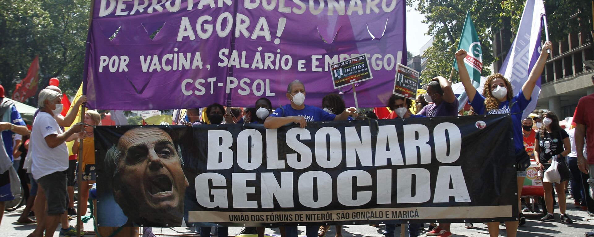Manifestantes seguram vários cartazes pedindo o impeachment de Bolsonaro, em 2 de outubro de 2021 - Sputnik Brasil, 1920, 02.10.2021