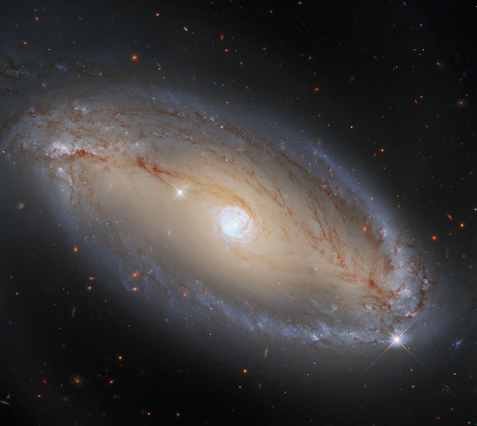 Imagem da galáxia espiral NGC 5728, localizada a aproximadamente 130 milhões de anos-luz de distância da Terra - Sputnik Brasil, 1920, 09.11.2021