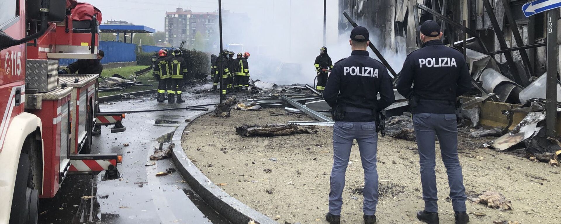 Polícia e corpo de bombeiros de Milão operam em local de queda de avião menor que vitimou oito pessoas, incluindo uma criança, em 3 de outubro de 2021 - Sputnik Brasil, 1920, 03.09.2022