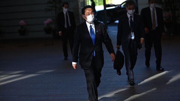 Novo primeiro-ministro do Japão, Fumio Kishida, chega a seu gabinete em Tóquio, 4 de outubro de 2021 - Sputnik Brasil