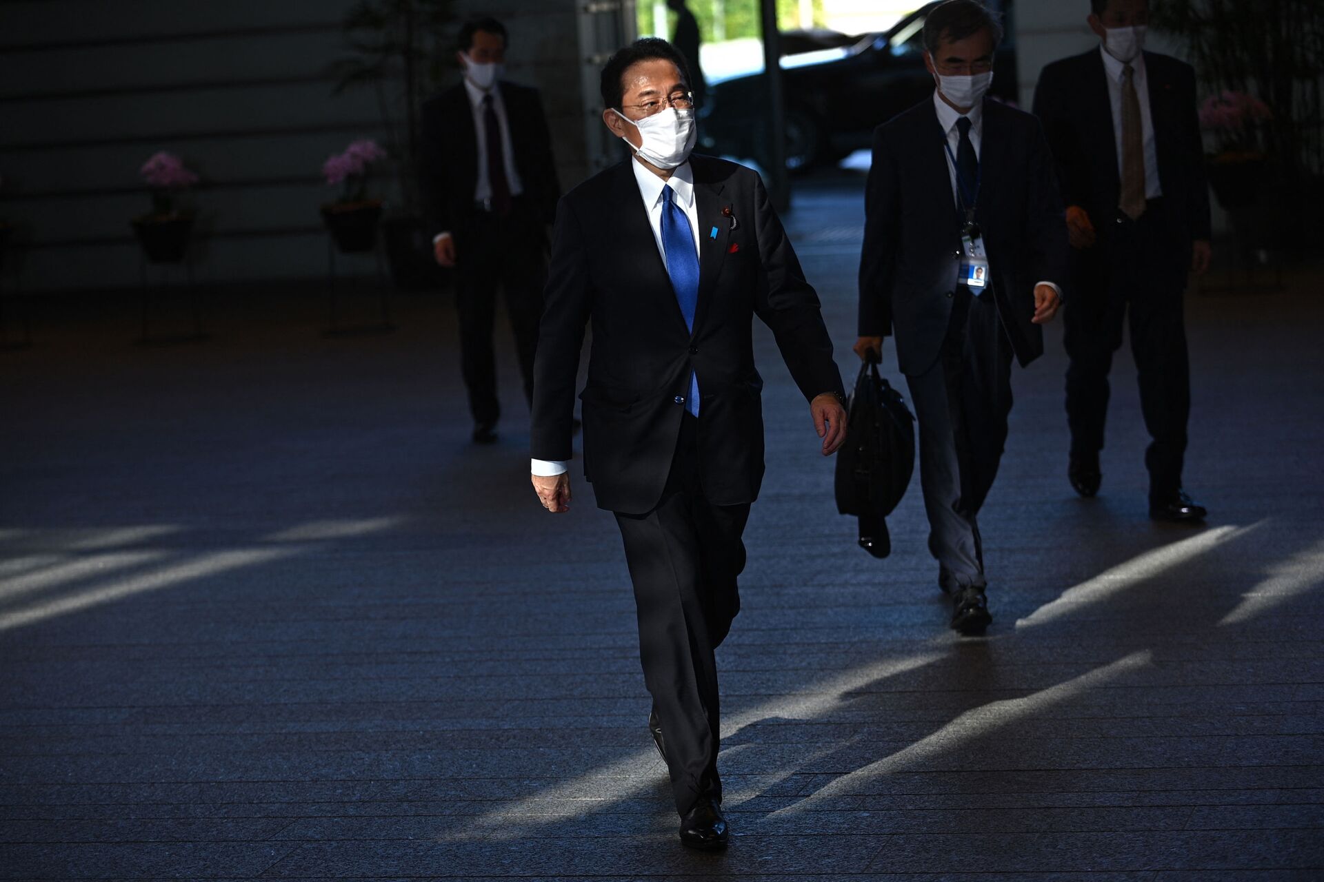 Novo primeiro-ministro do Japão, Fumio Kishida, chega a seu gabinete em Tóquio, 4 de outubro de 2021 - Sputnik Brasil, 1920, 09.11.2021