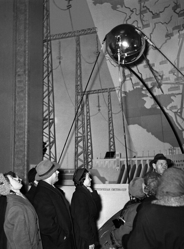 Visitantes olham para uma cópia do primeiro satélite artificial da Terra lançado em 4 de outubro de 1957, pavilhão do Centro de Exibição das Realizações da Economia Nacional, Moscou. - Sputnik Brasil