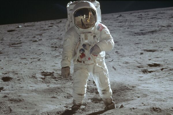Buzz Aldrin, astronauta da NASA, caminha pela superfície da Lua durante atividade extraveicular da Apollo 11, espaçonave tripulada norte-americana que realizou o primeiro pouso na Lua.  - Sputnik Brasil