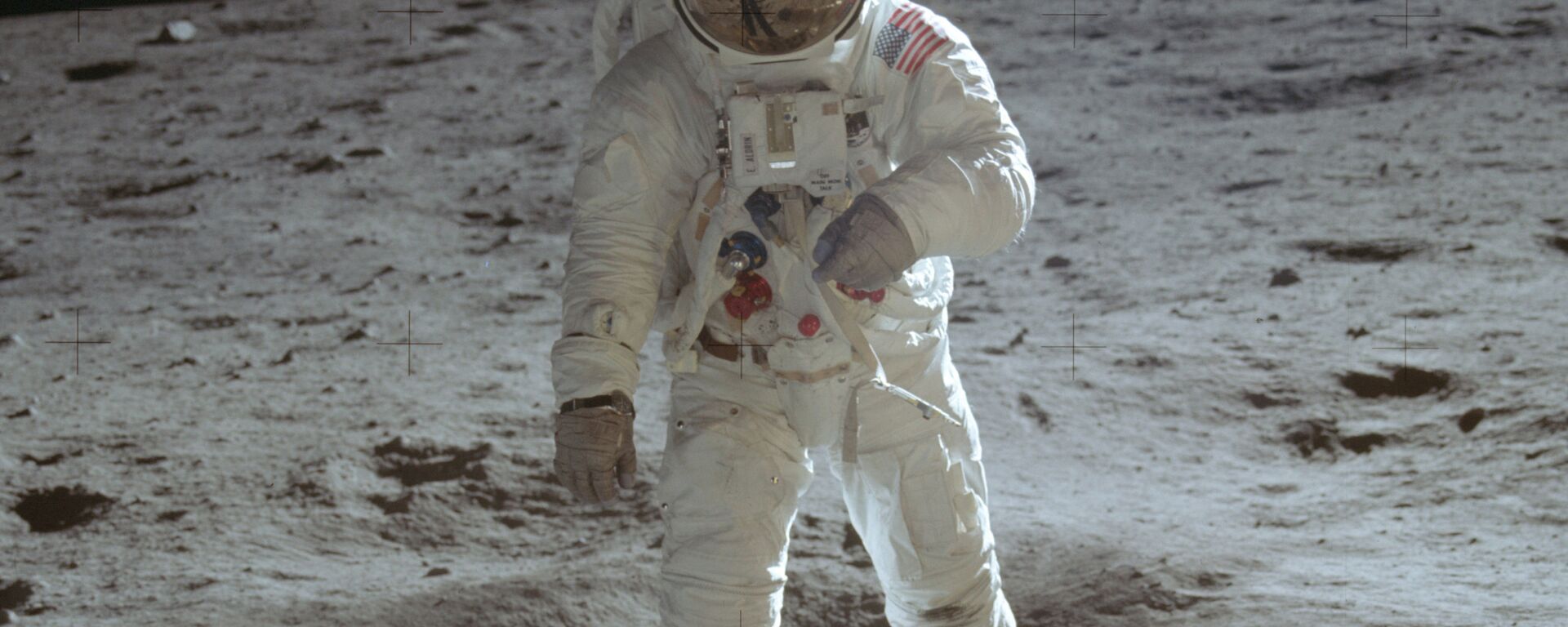 Buzz Aldrin, astronauta da NASA, caminha pela superfície da Lua durante atividade extraveicular da Apollo 11, espaçonave tripulada norte-americana que realizou o primeiro pouso na Lua - Sputnik Brasil, 1920, 16.01.2023