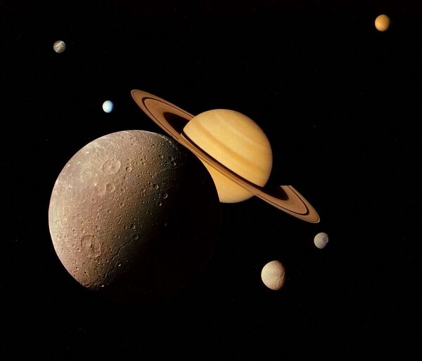 Imagens do sistema de Saturno com suas luas Dione, Tétis, Titã, Mimas, Encélado e Reia feitas pela espaçonave Voyager 1 em novembro de 1980.  - Sputnik Brasil