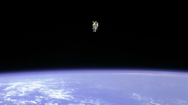 Astronauta Bruce McCandless durante voo livre no espaço com mochila a jato de nitrogênio, fora do ônibus espacial Challenger, 12 de fevereiro de 1984. - Sputnik Brasil