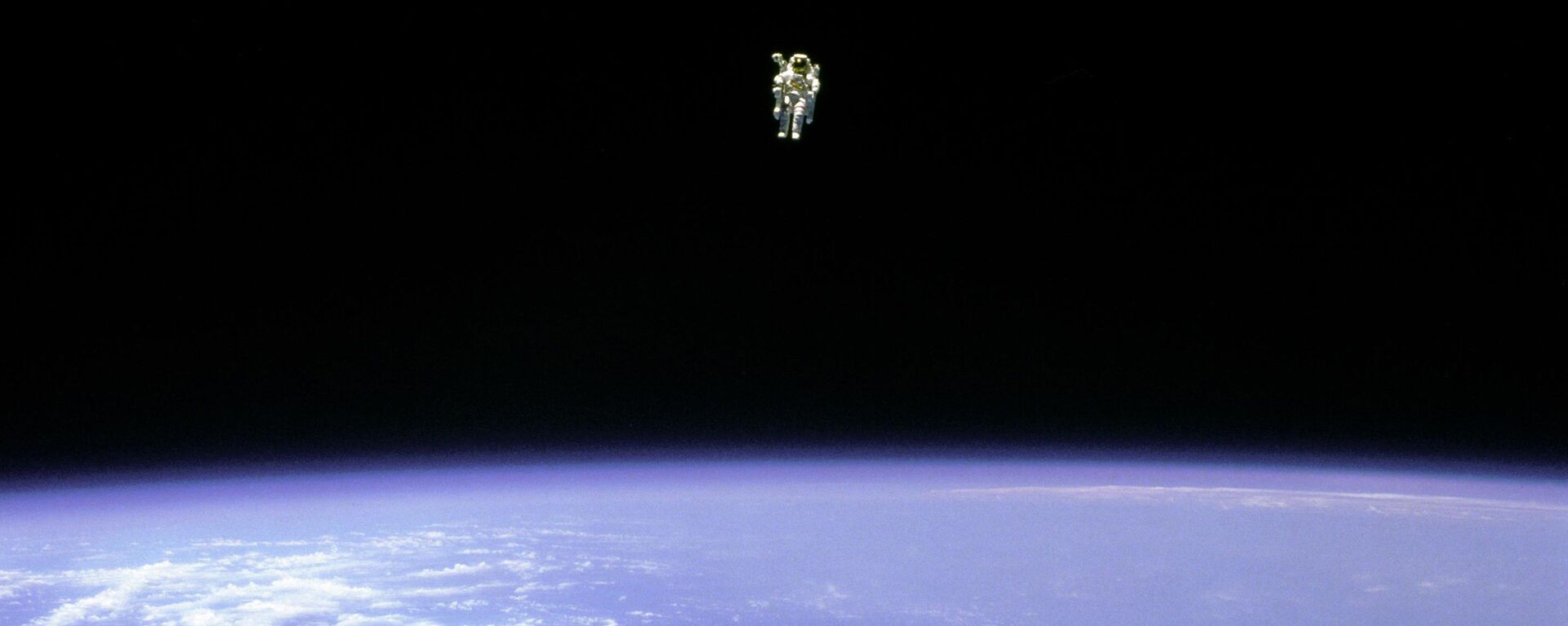 Astronauta Bruce McCandless durante voo livre no espaço com mochila a jato de nitrogênio, fora do ônibus espacial Challenger, 12 de fevereiro de 1984. - Sputnik Brasil, 1920, 18.03.2022