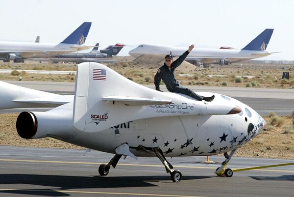 Piloto Mike Melvill no topo do SpaceShipOne após seu voo histórico fora da atmosfera da Terra, que marca o primeiro voo de um foguete privado do mundo, 21 de junho de 2004. - Sputnik Brasil