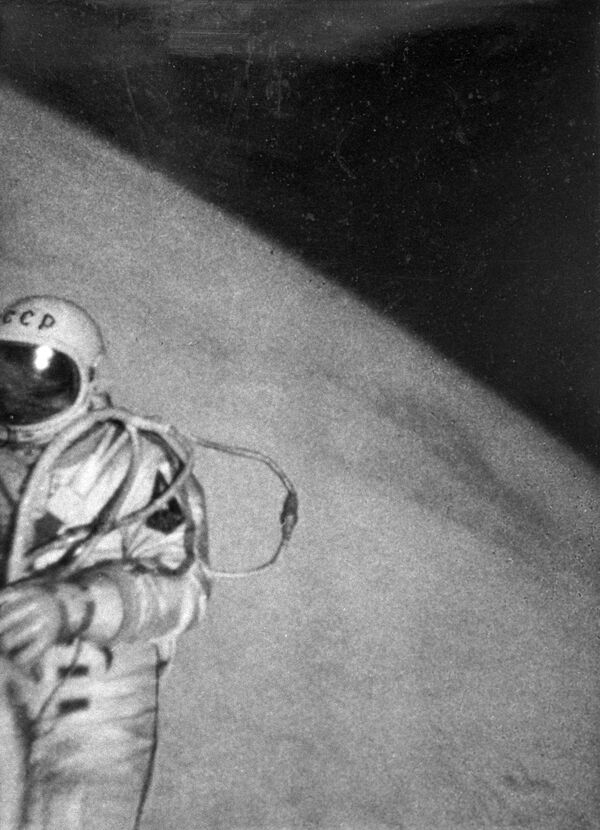 Cosmonauta Aleksei Leonov durante saída ao espaço livre, ele se tornou o primeiro humano a realizar uma caminhada espacial, em 18 de março de 1965. - Sputnik Brasil