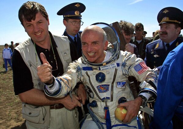 Primeiro turista espacial no mundo Dennis Tito após aterrissagem perto da cidade cazaque de Arkalyk, em 6 de maio de 2001.  - Sputnik Brasil