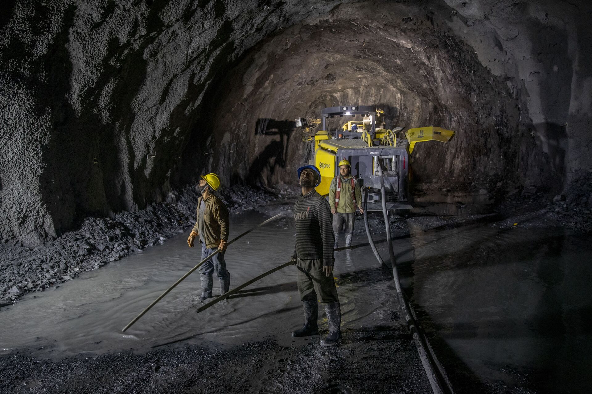 Trabalhadores inspecionando estrutura de novo túnel que ligará as regiões de Caxemira e Ladakh - Sputnik Brasil, 1920, 09.11.2021