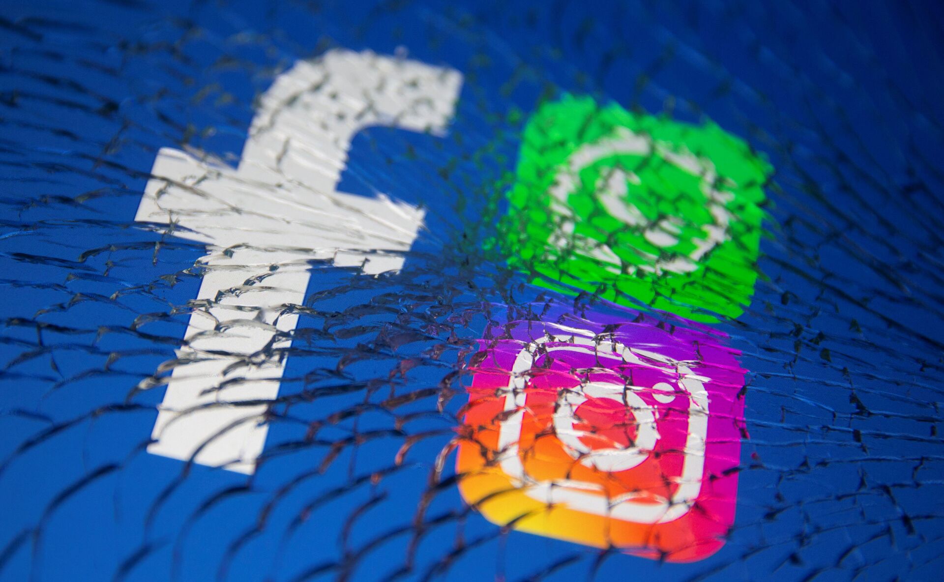 Logotipos do Facebook, WhatsApp e Instagram vistos através de vidro quebrado, 4 de outubro de 2021 - Sputnik Brasil, 1920, 09.11.2021