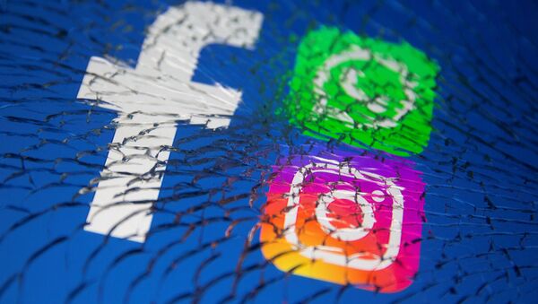 Logotipos do Facebook, WhatsApp e Instagram vistos através de vidro quebrado, 4 de outubro de 2021 - Sputnik Brasil