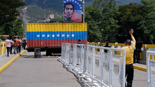 Remoção de um contêiner, que bloqueava a passagem na Ponte Internacional Simón Bolívar entre Cúcuta na Colômbia e San Antonio de Táchira na Venezuela, antes da reabertura da travessia, 4 de outubro de 2021 - Sputnik Brasil