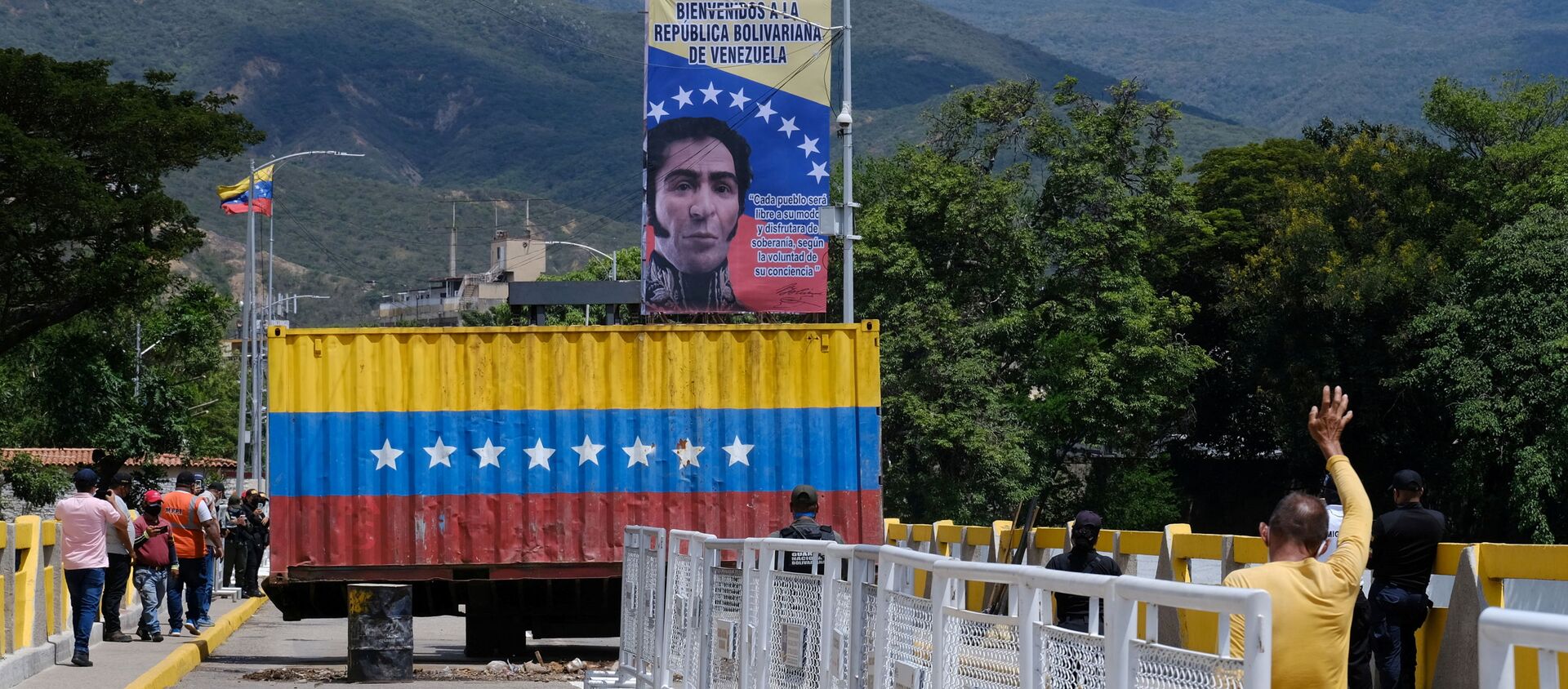 Remoção de um contêiner, que bloqueava a passagem na Ponte Internacional Simón Bolívar entre Cúcuta na Colômbia e San Antonio de Táchira na Venezuela, antes da reabertura da travessia, 4 de outubro de 2021 - Sputnik Brasil, 1920, 05.10.2021