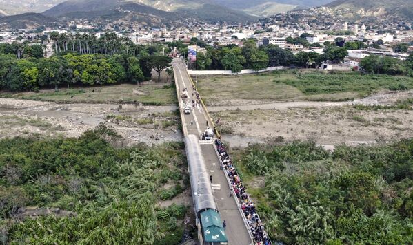 Vista aérea para a Ponte Internacional Simón Bolívar após os contêineres colocados como barricadas em 2019 terem sido removidos, 4 de outubro de 2021. - Sputnik Brasil